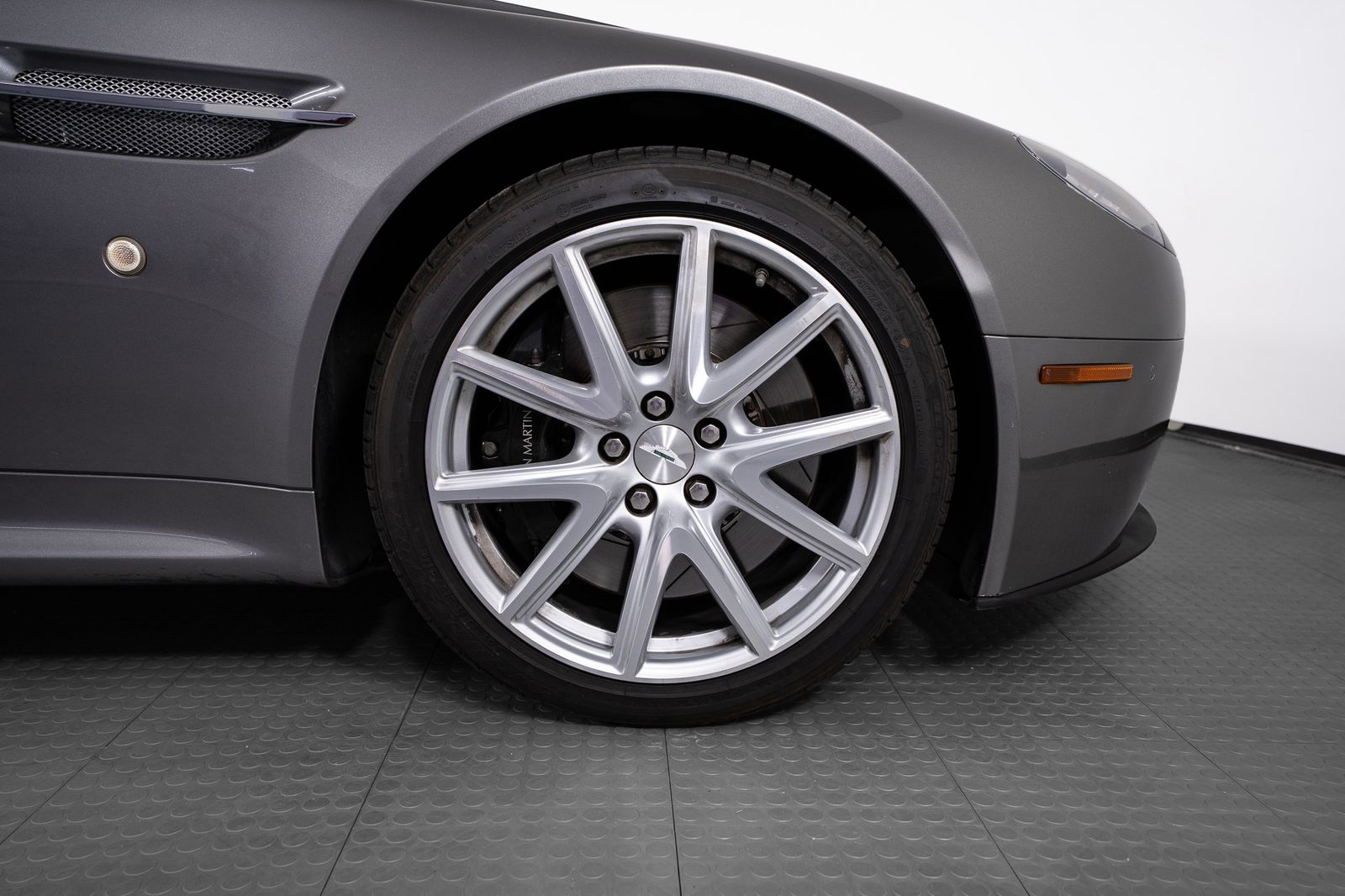2012 Aston Martin V8 Vantage — full photo 27 of 50
