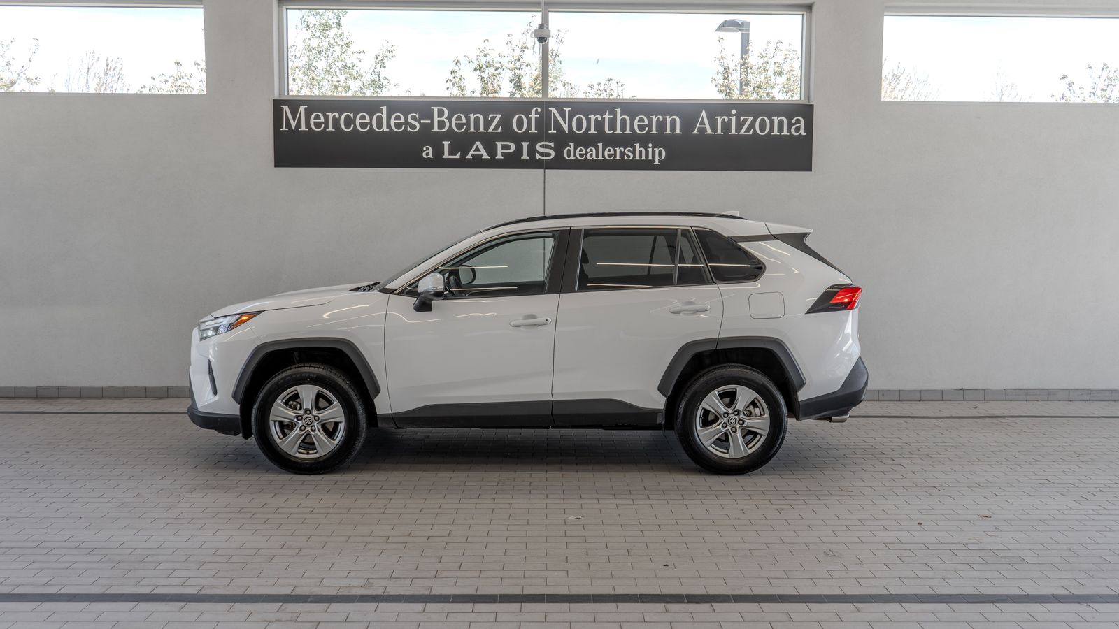 2024 Toyota RAV4 XLE — foto completa 2 de 34