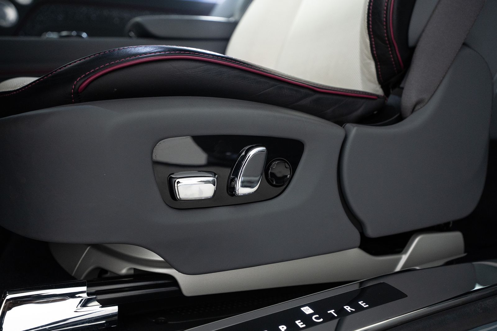 2024 Rolls-Royce Spectre — full photo 29 of 54