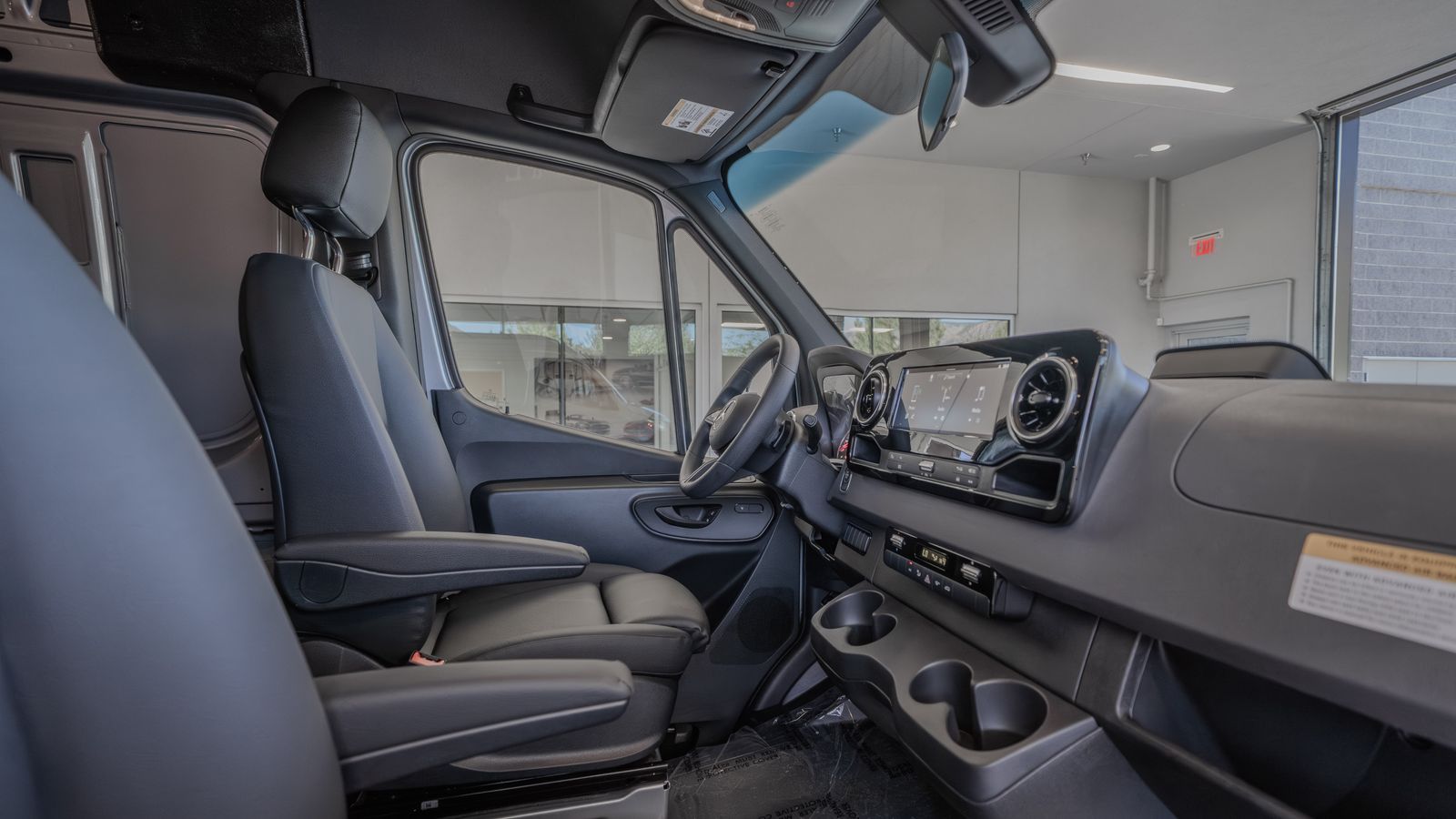 2025 Mercedes-Benz Sprinter 2500 Cargo 170 WB — foto completa 17 de 36