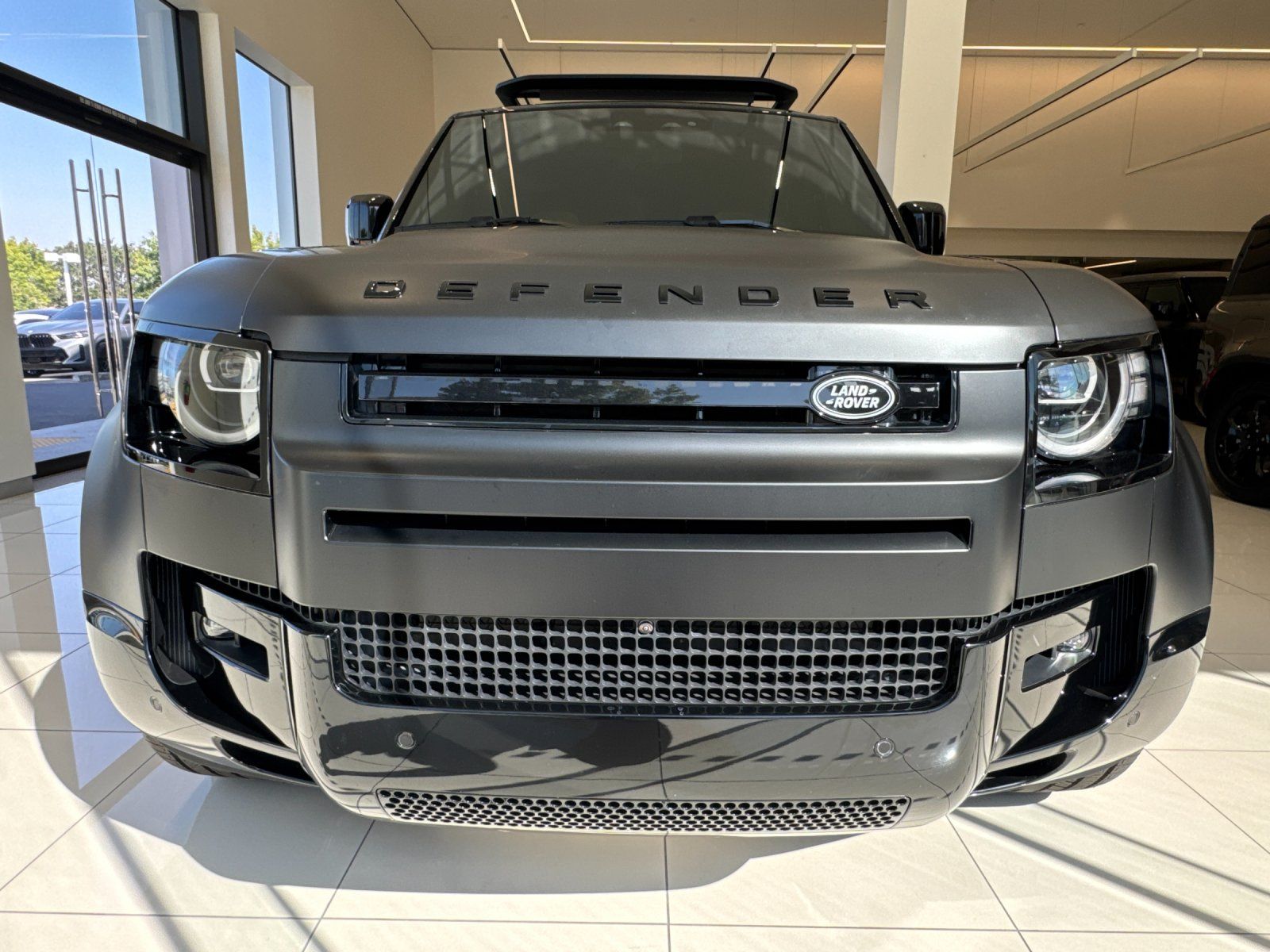 2026 Land Rover Defender 130 X — foto completa 8 de 28