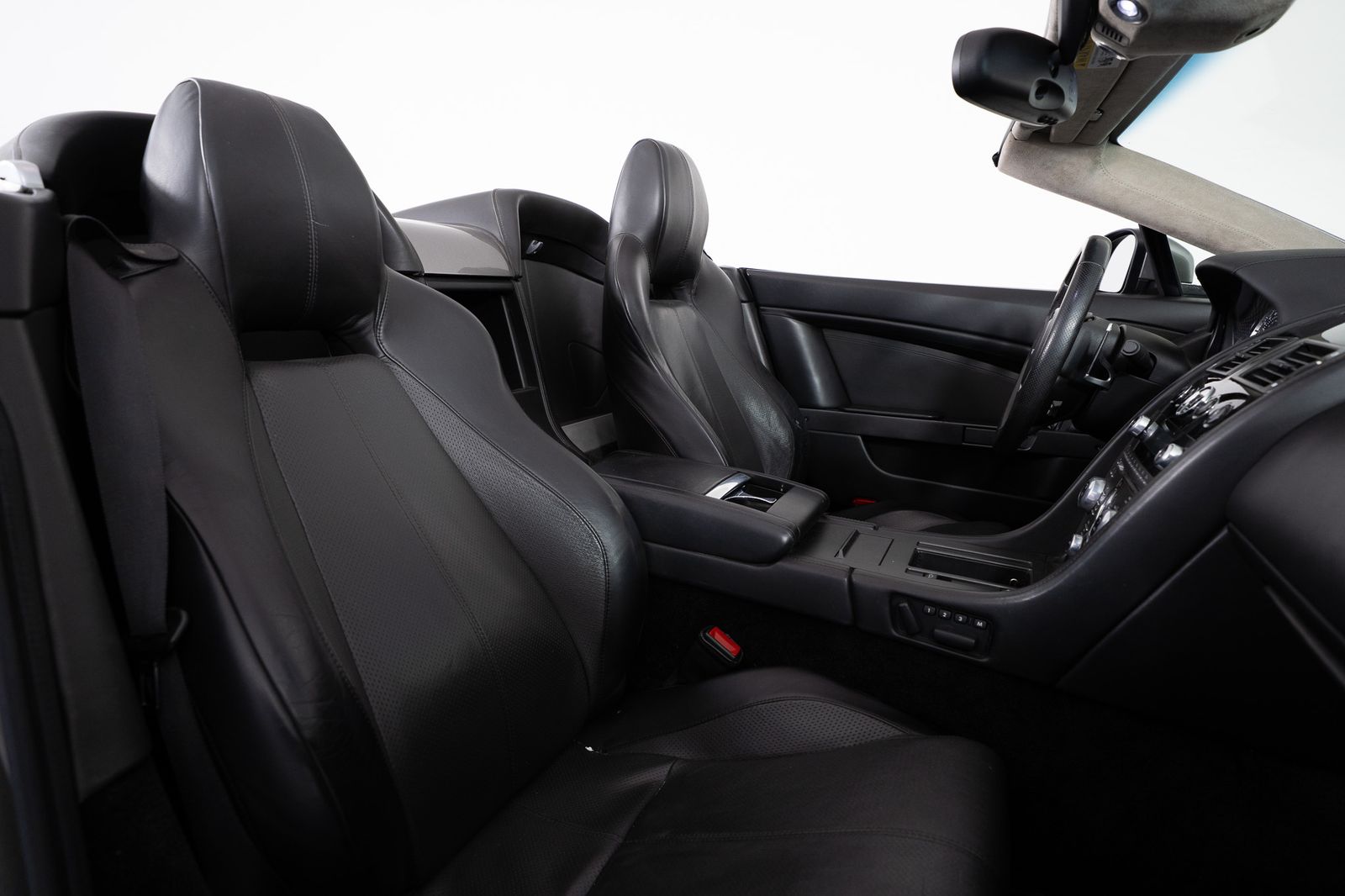 2012 Aston Martin V8 Vantage — full photo 26 of 50