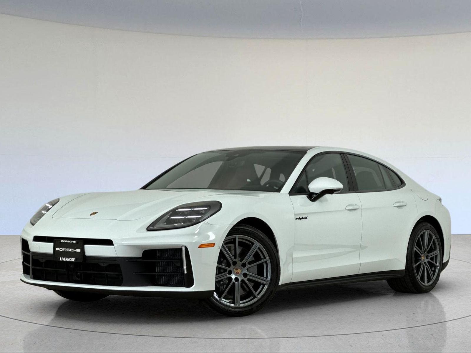 2026 Porsche Panamera E-Hybrid 4 — full photo 2 of 30