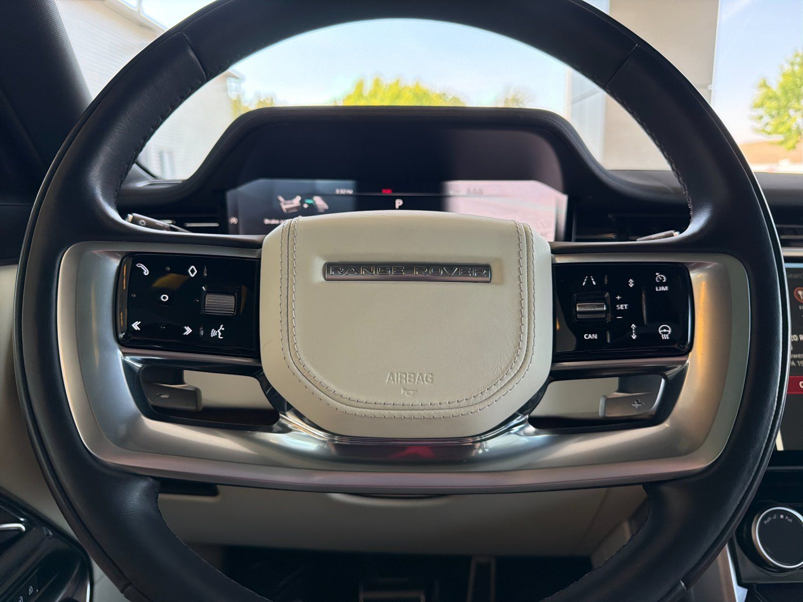 2023 Land Rover Range Rover SE — full photo 22 of 28