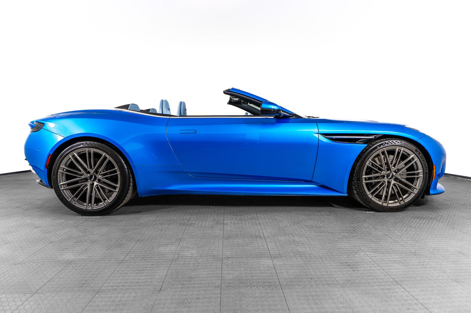 2024 Aston Martin DB12 Volante — foto completa 51 de 55