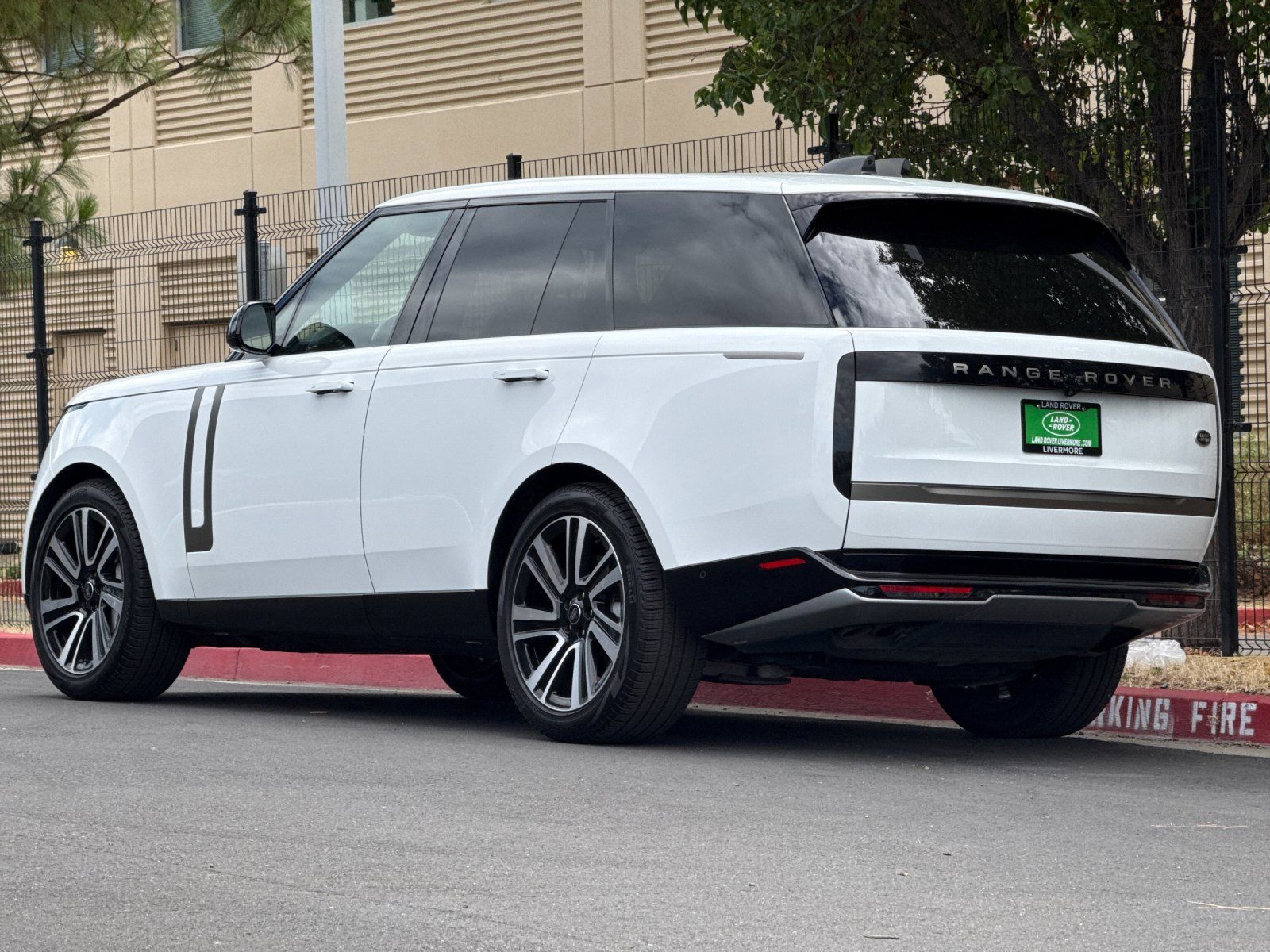 2023 Land Rover Range Rover SE — full photo 3 of 29