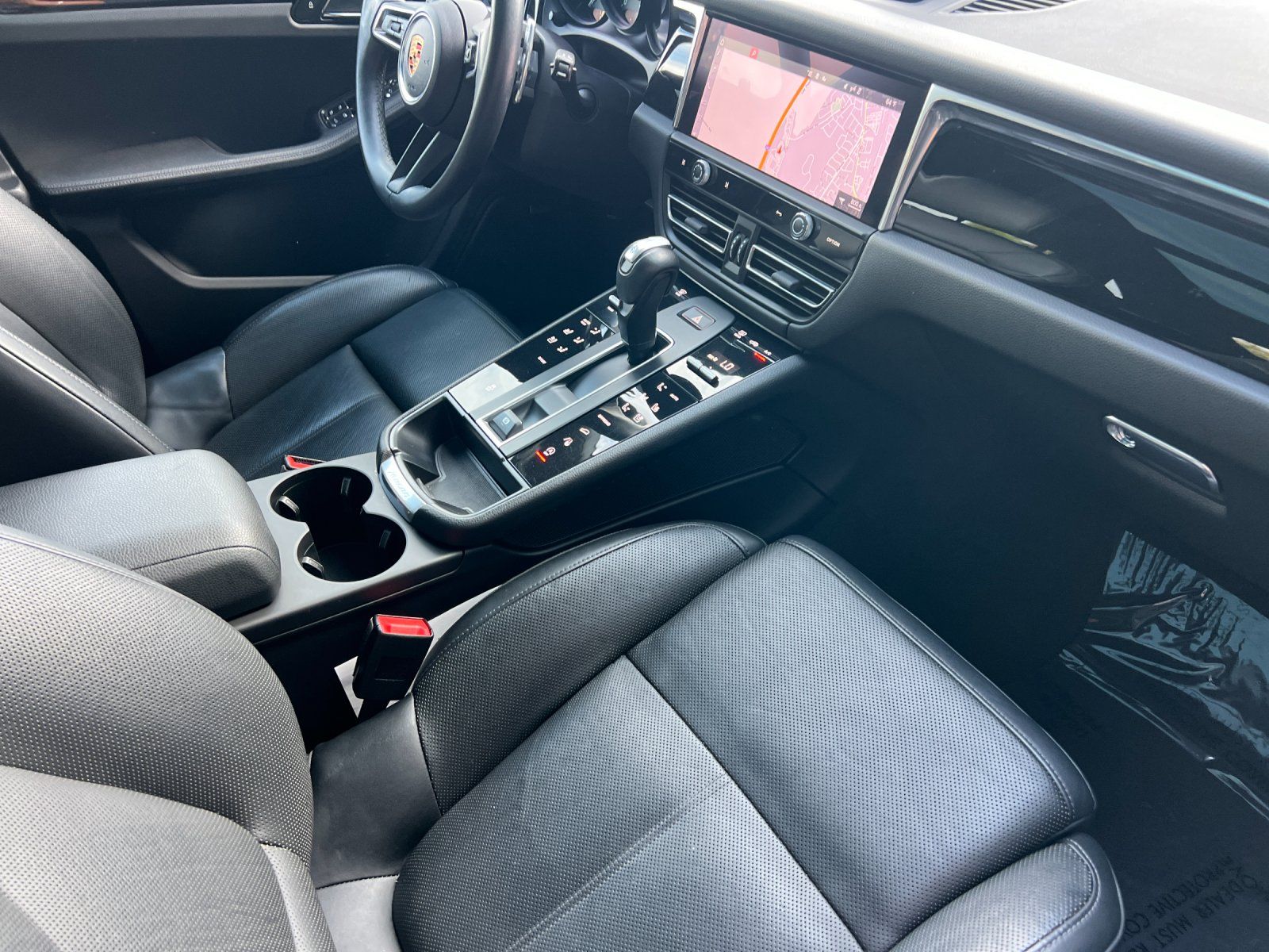 2025 Porsche Macan Base — full photo 16 of 28