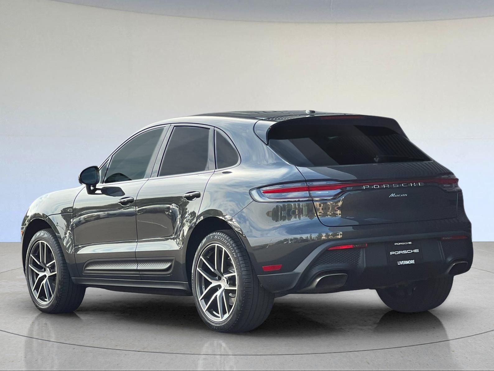 2025 Porsche Macan Base — full photo 4 of 29