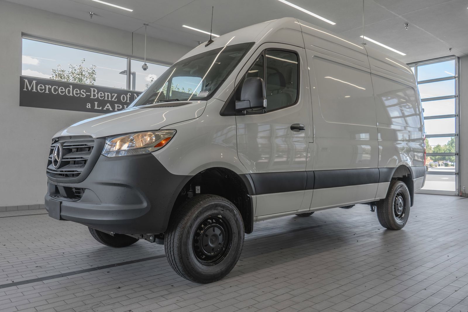 2025 Mercedes-Benz Sprinter 2500 Cargo 144 WB — foto completa 3 de 37