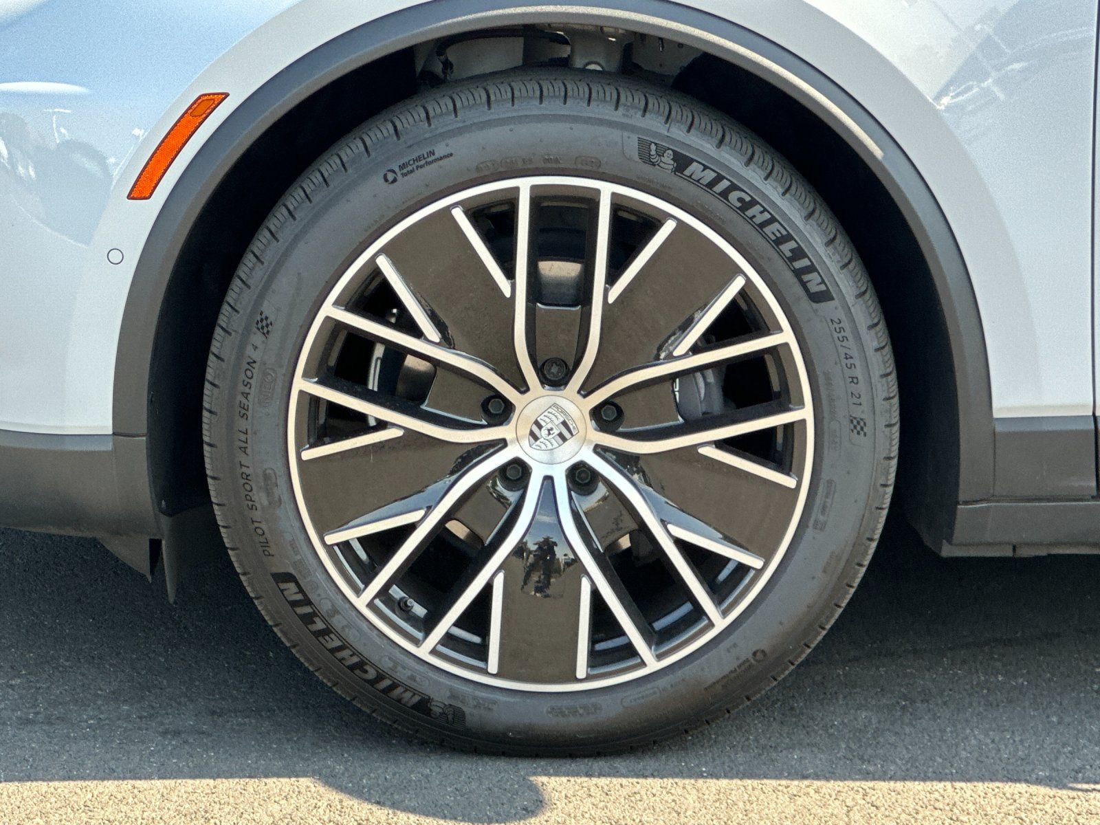 2025 Porsche Macan Electric Base — full photo 27 of 29