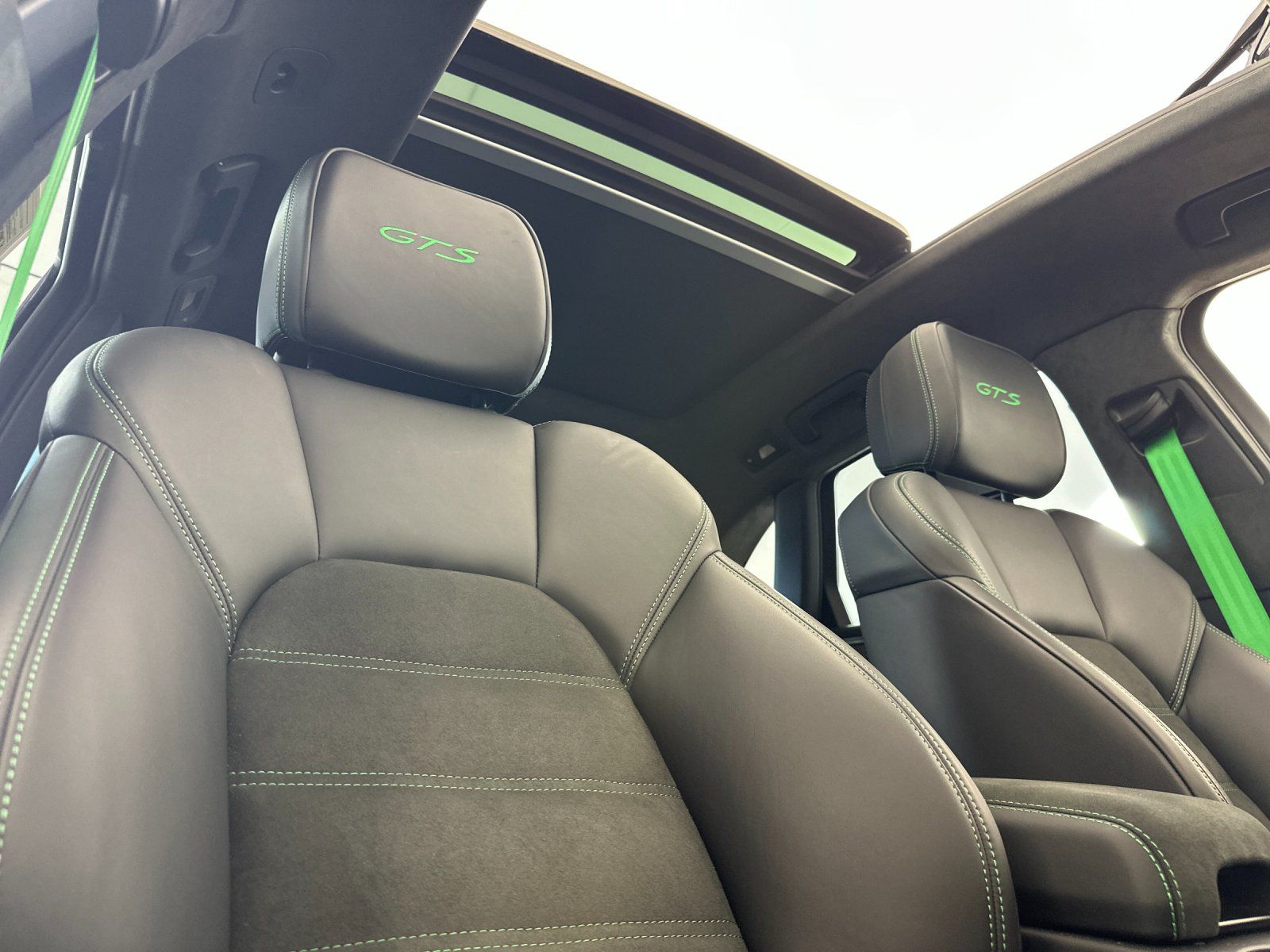 2026 Porsche Macan GTS — full photo 17 of 27