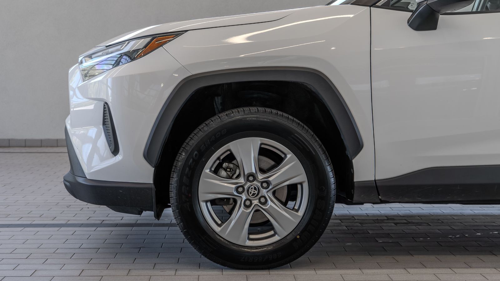 2024 Toyota RAV4 XLE — foto completa 4 de 34