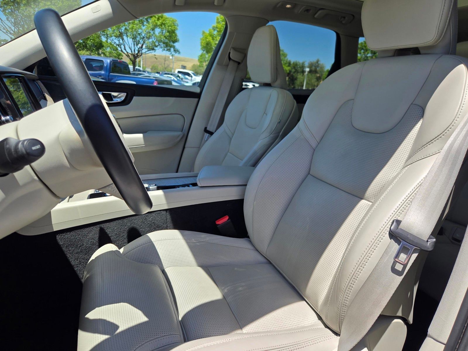 2023 Volvo XC60 B5 Ultimate Dark Theme — foto completa 20 de 45