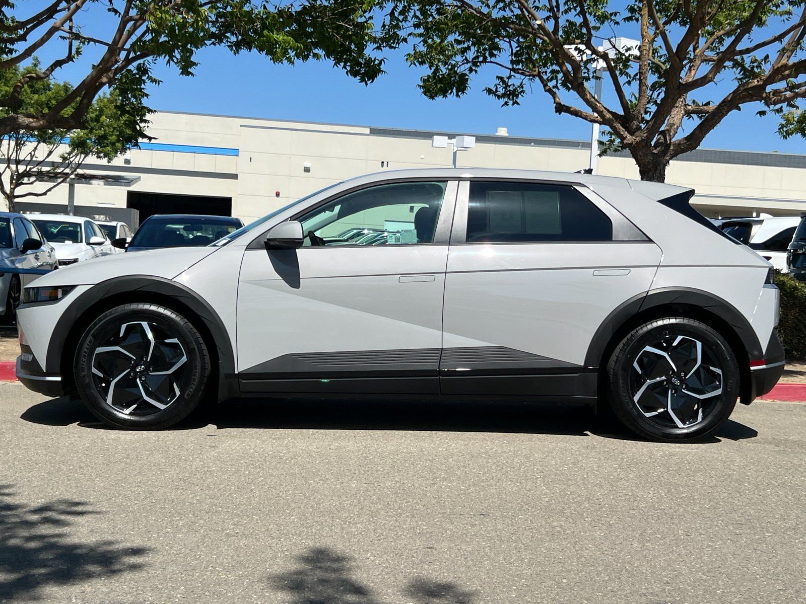 2024 Hyundai IONIQ 5 SE — full photo 3 of 29