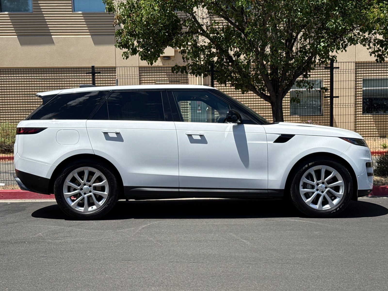 2025 Land Rover Range Rover Sport SE — full photo 6 of 29