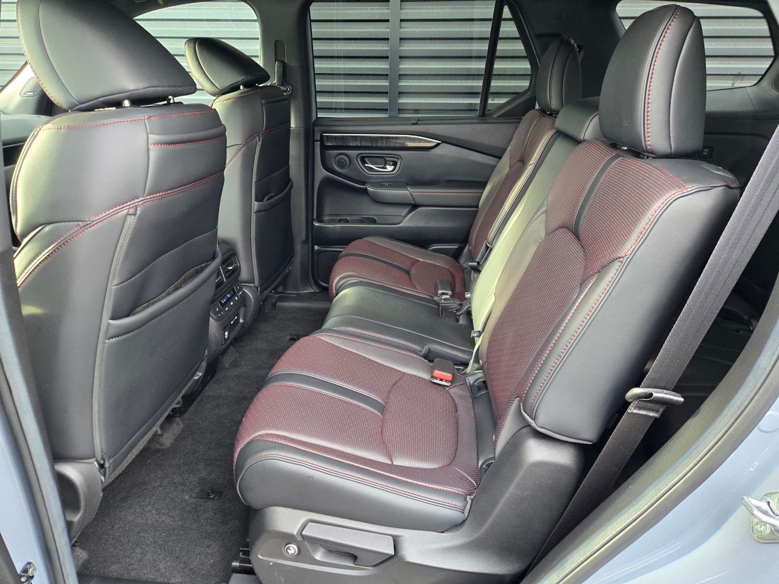 2025 Honda Pilot Black Edition — full photo 11 of 28