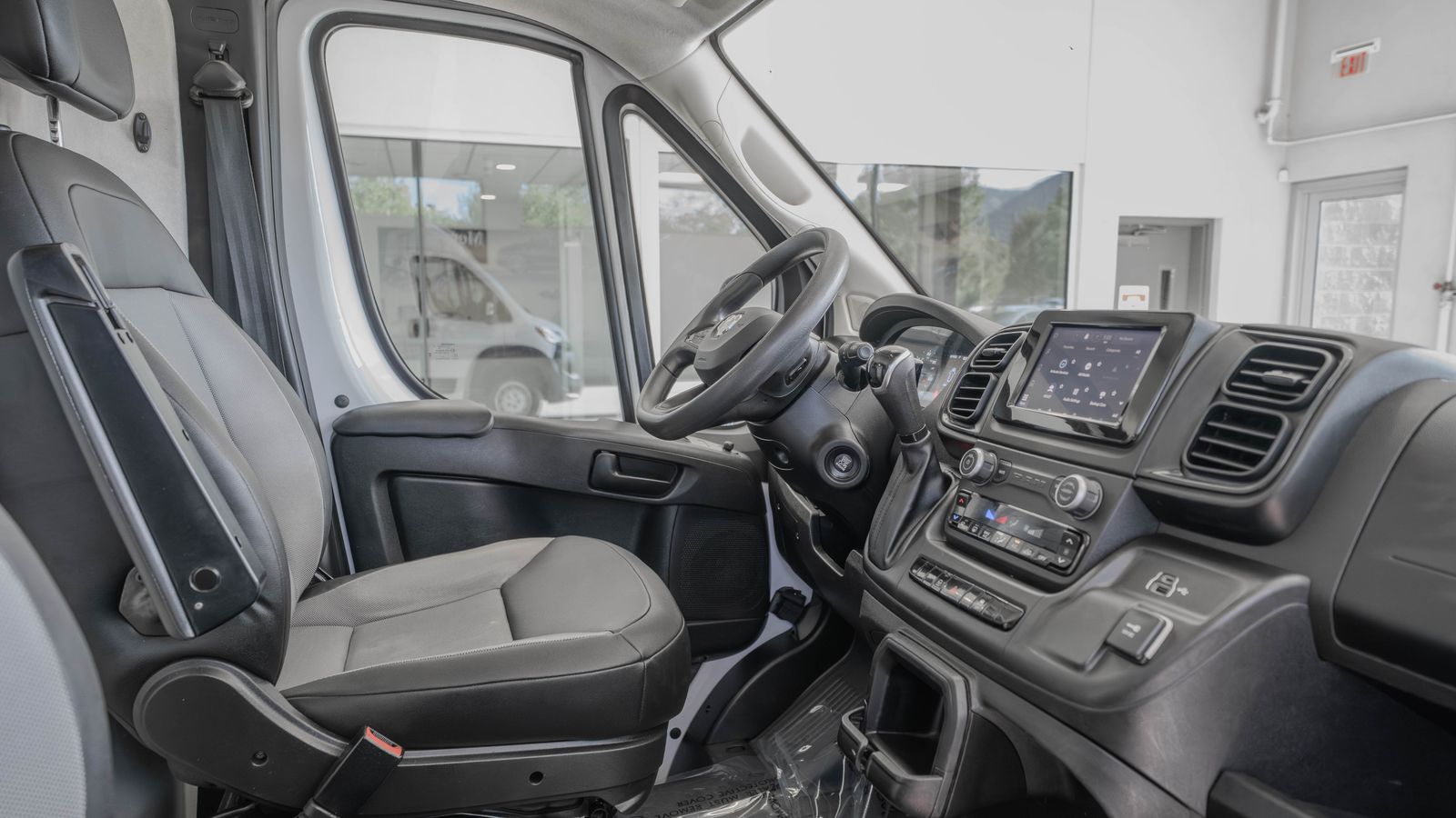 2025 Ram ProMaster 2500 High Roof — foto completa 18 de 34