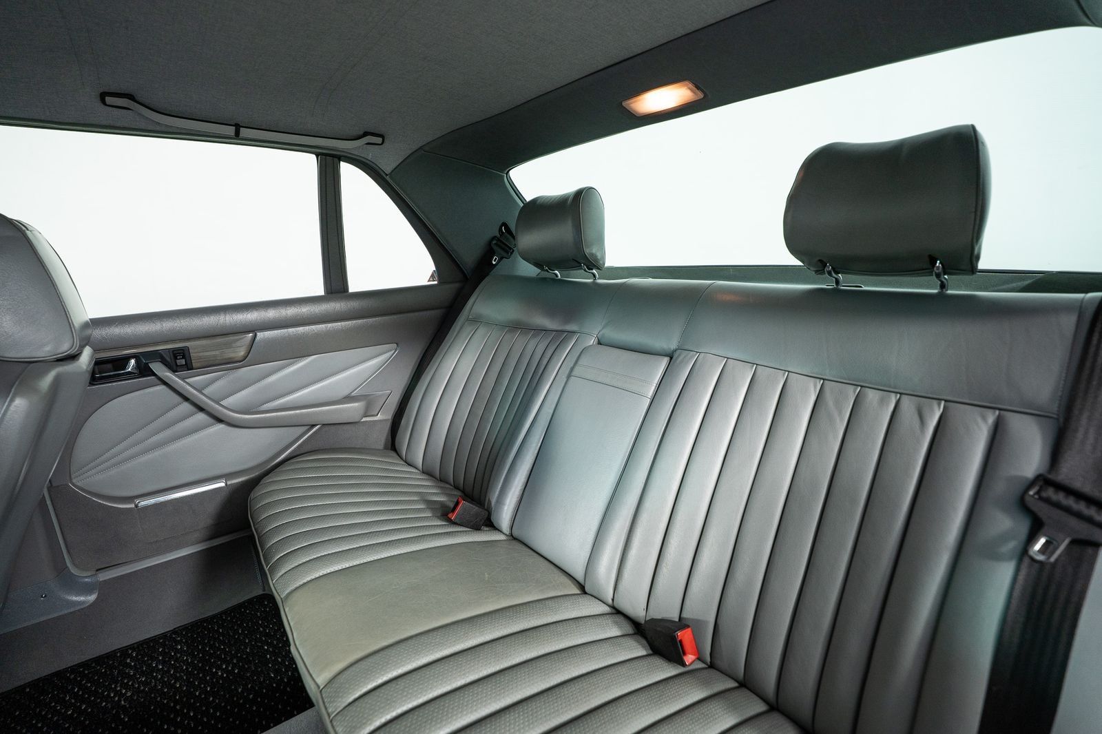 1984 Mercedes-Benz 500-Class 500 SEL — foto completa 49 de 58