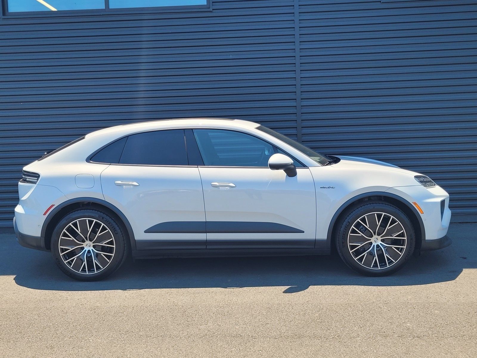 2025 Porsche Macan Electric Base — foto completa 8 de 28