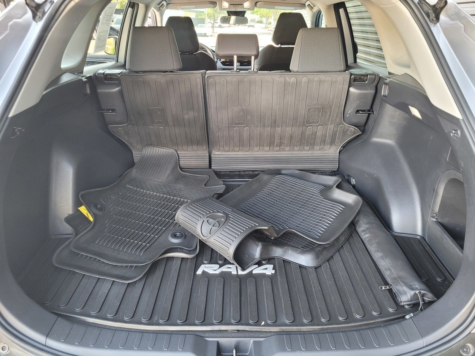 2023 Toyota RAV4 Hybrid LE — foto completa 26 de 45