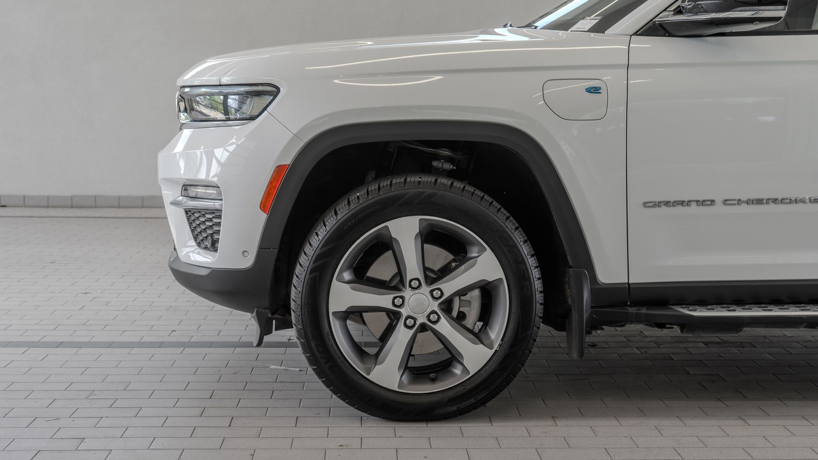 2023 Jeep Grand Cherokee 4xe — full photo 4 of 34