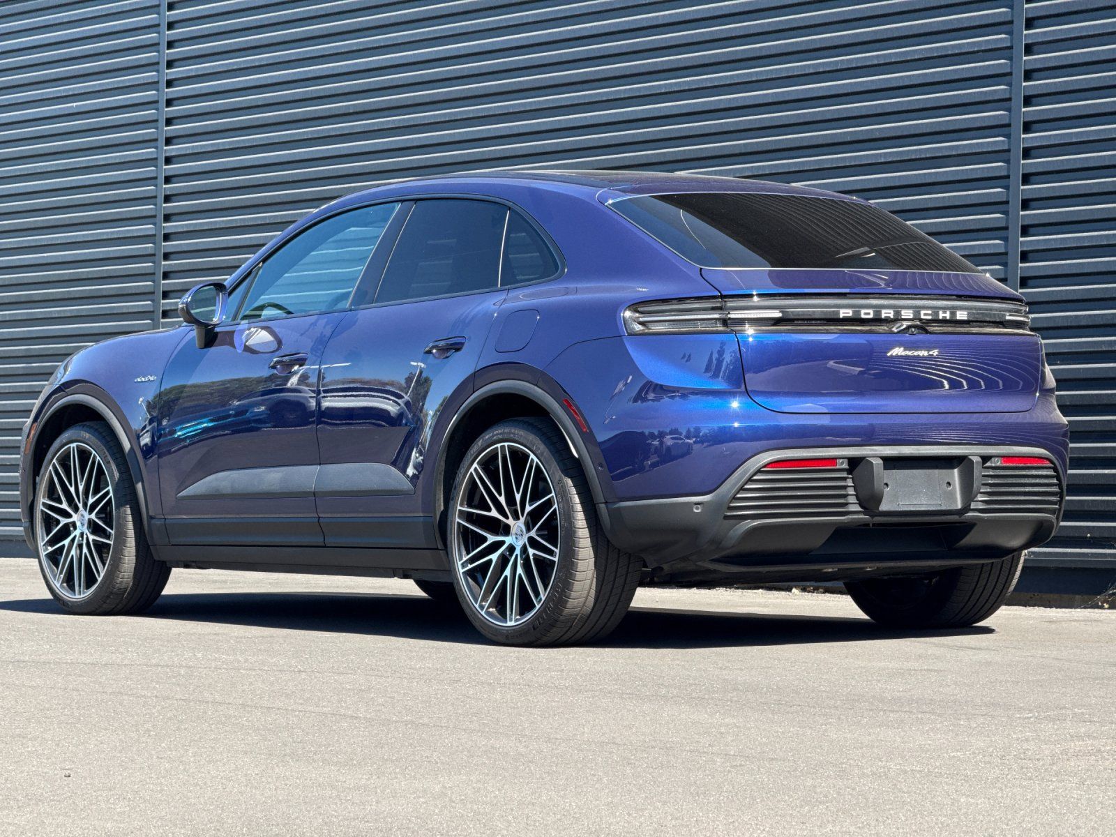 2025 Porsche Macan Electric 4 — foto completa 3 de 28