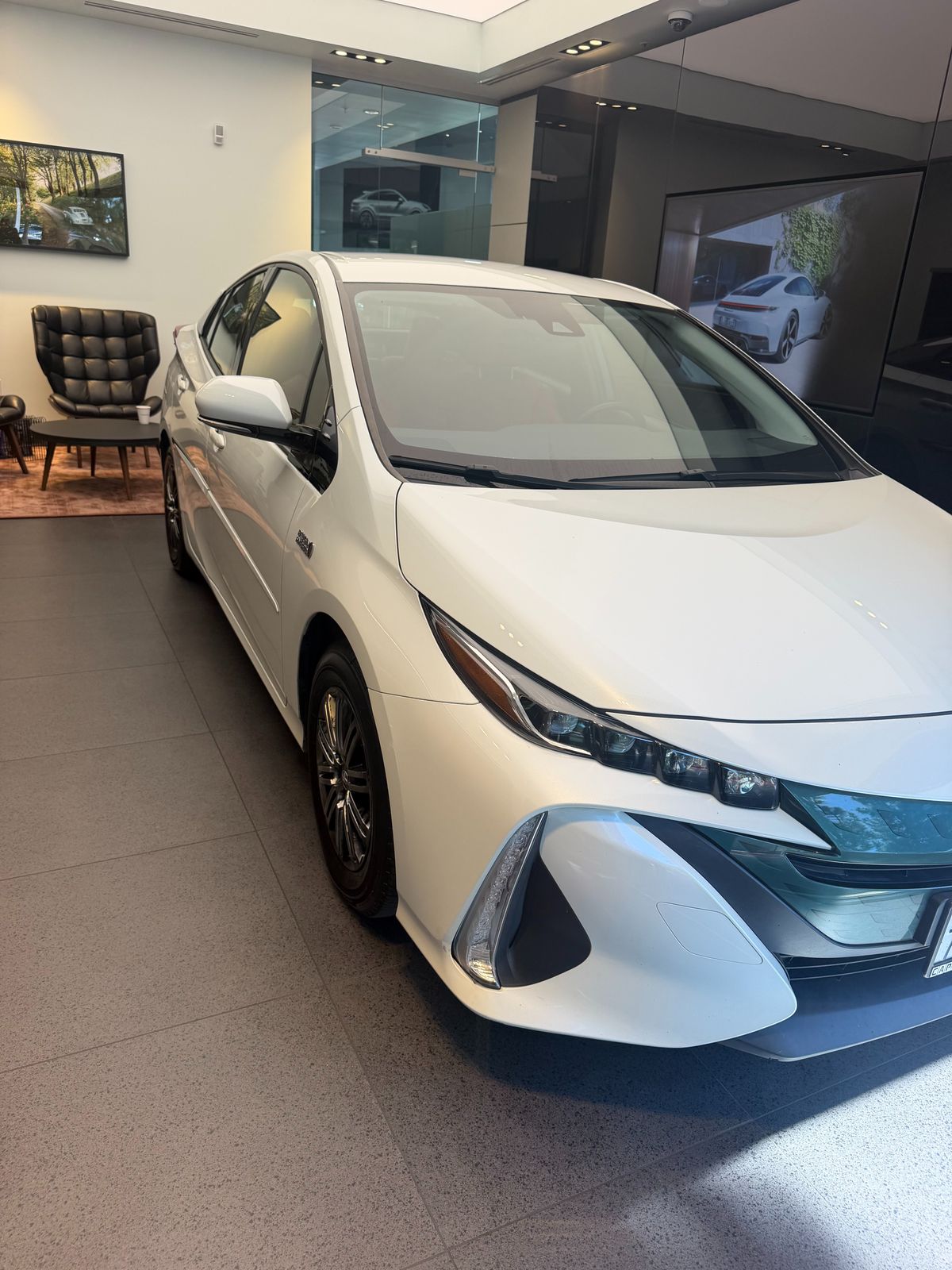 2017 Toyota Prius Prime Premium — full photo 3 of 8