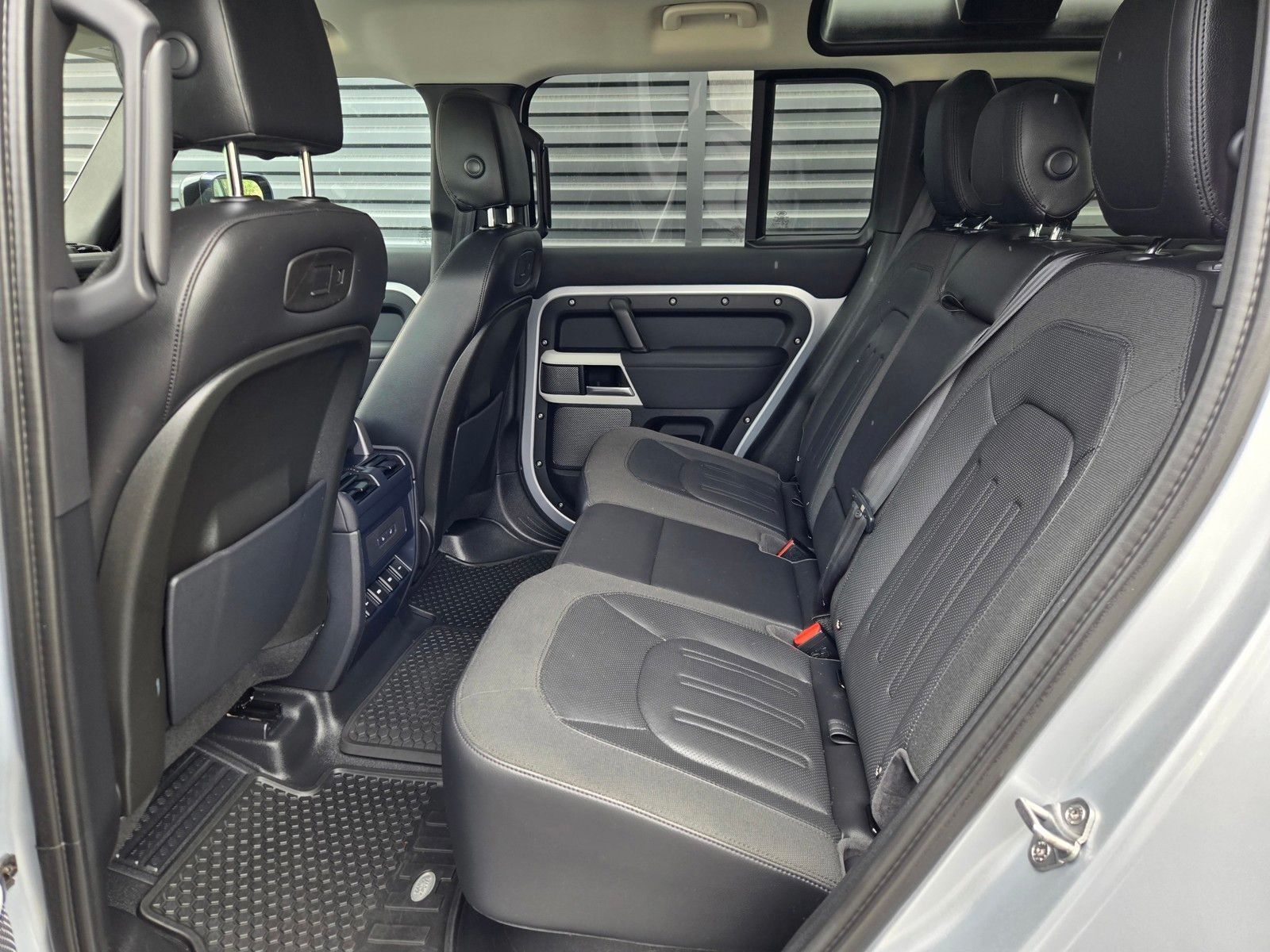 2020 Land Rover Defender 110 SE — full photo 10 of 45