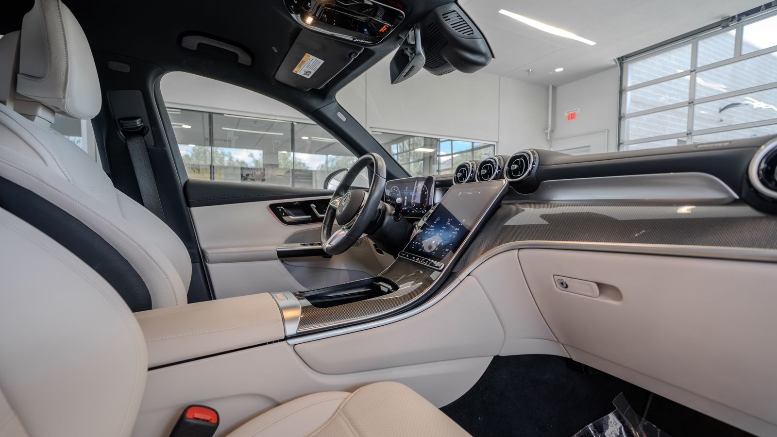2024 Mercedes-Benz GLC GLC 300 — full photo 17 of 33