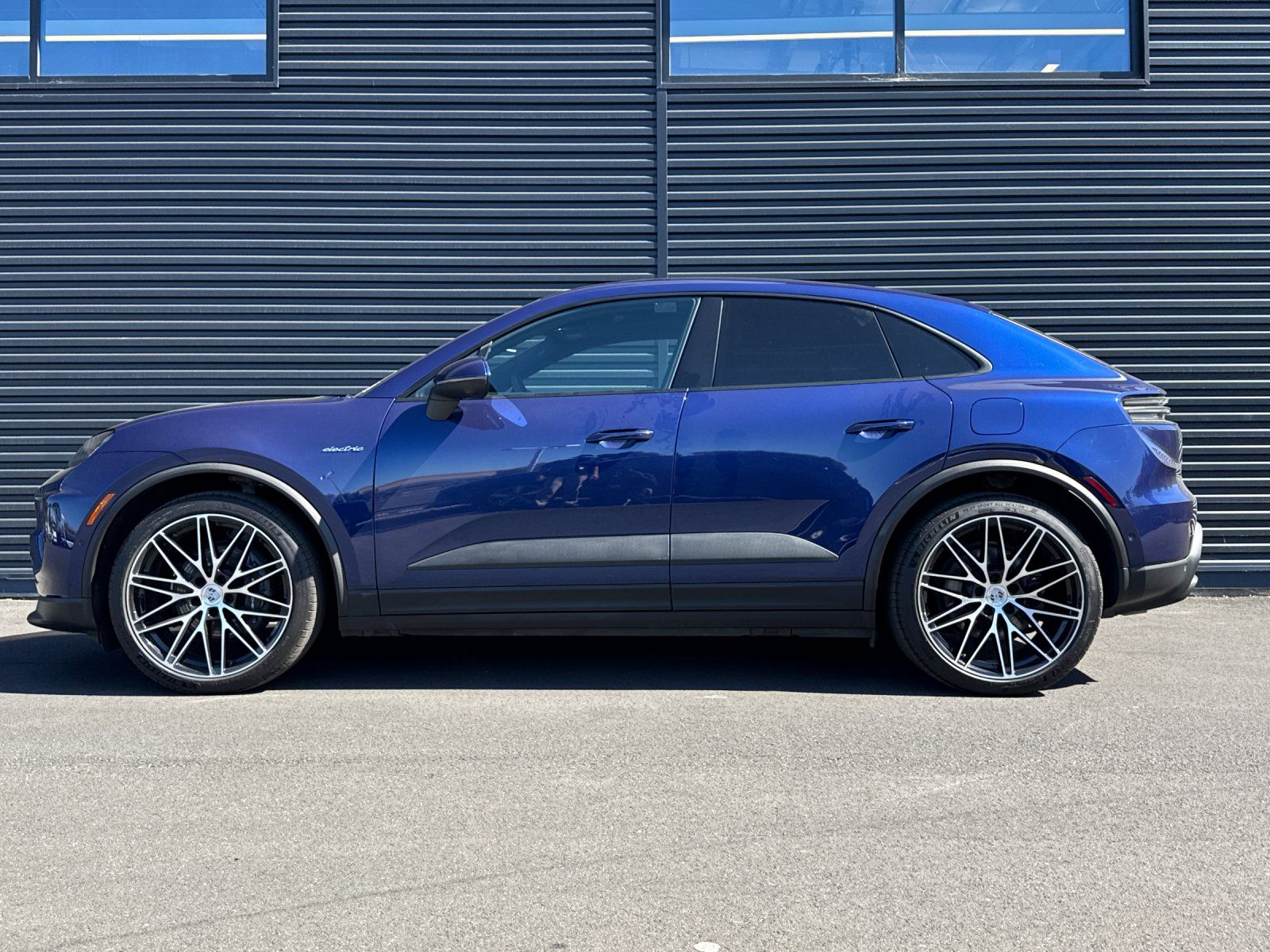 2025 Porsche Macan Electric 4 — foto completa 2 de 28